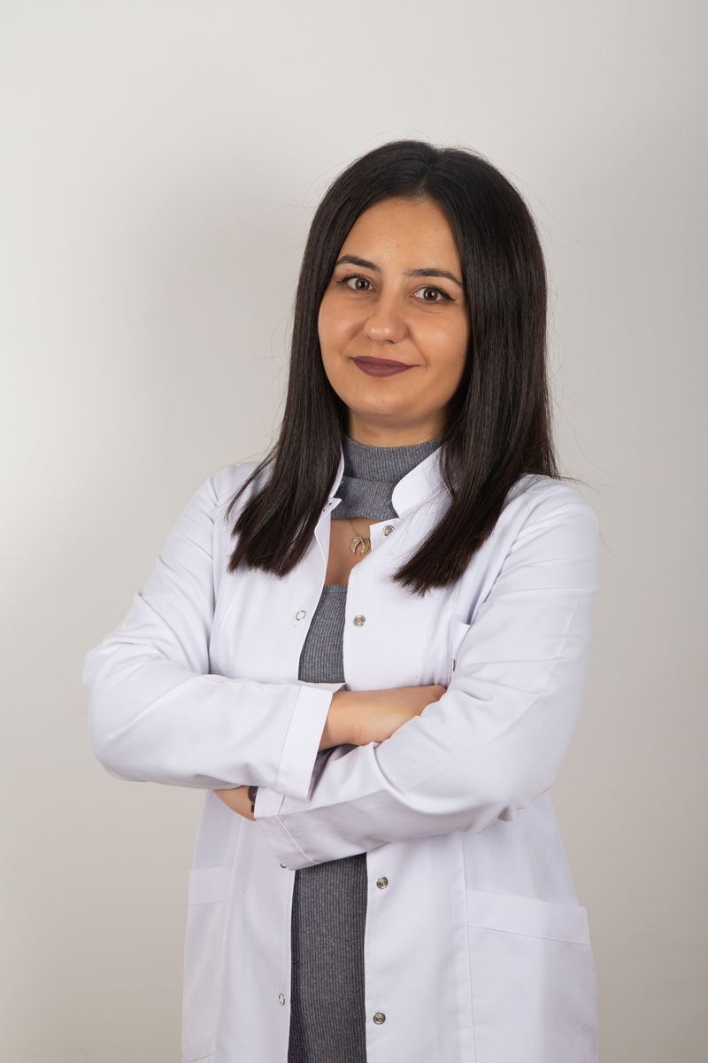 Retrato de la doctora Lucía Herrera con bata blanca y los brazos cruzados
